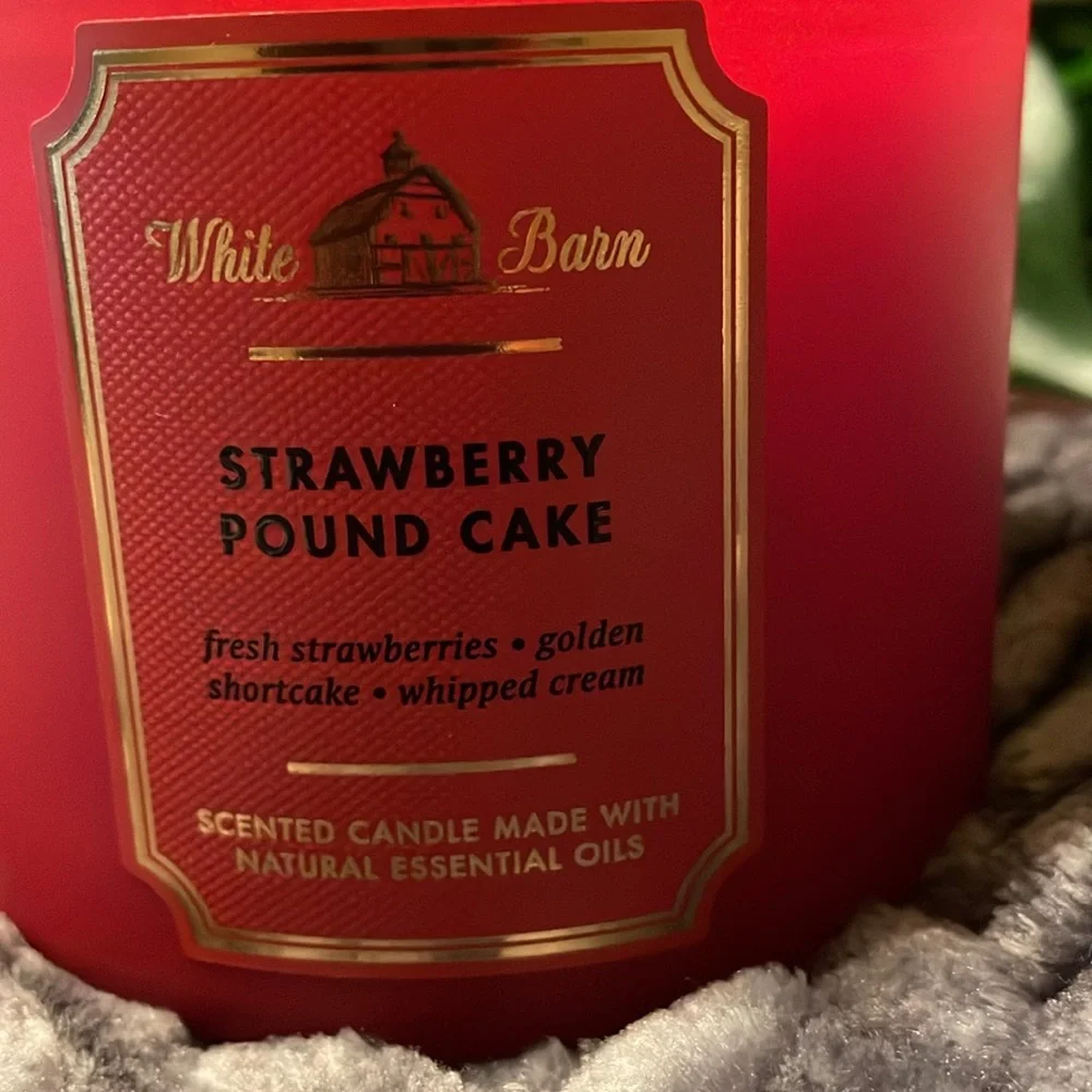 New Bath & Body GIFTABLE~STRAWBERRY 🍓POUND CAKE 3 Wick Clean Burning Candle Hmmm